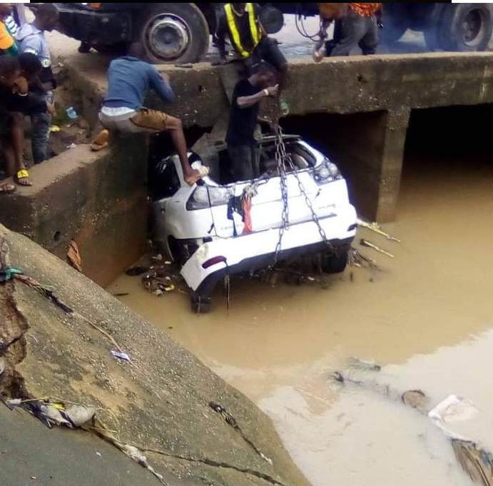 vehicle swept away by flood in Lagos